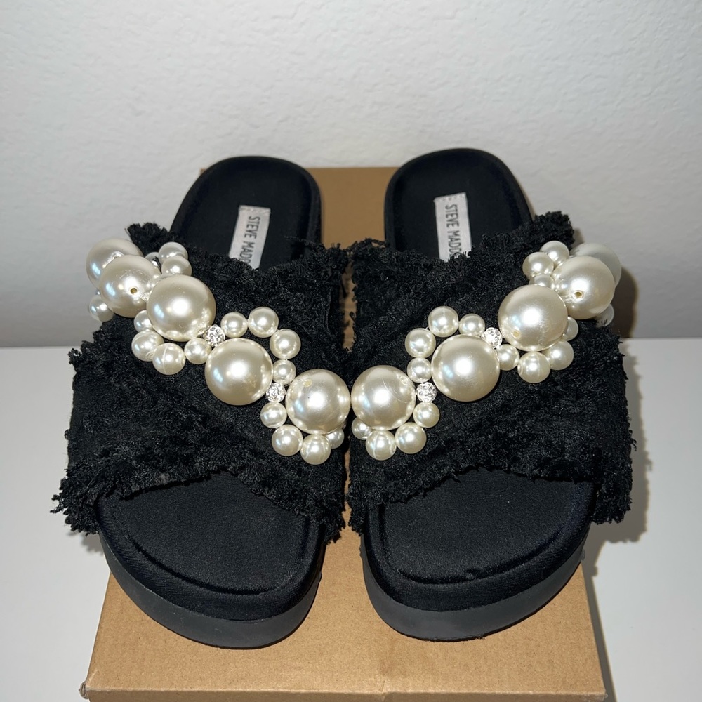 Women’s Steve Madden AMIE
Black Faux Pearl Embellished
Slide Sandal